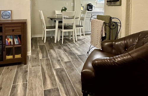 Raisin Cabaña | Cozy Cottage Family friendly,1940’s remodeled cottage. Meets All accommodations.