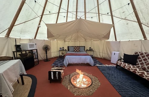 Steelville Alquiler De RV | A teepee on 1200-acre ranch where secluded woods envelope the grounds.