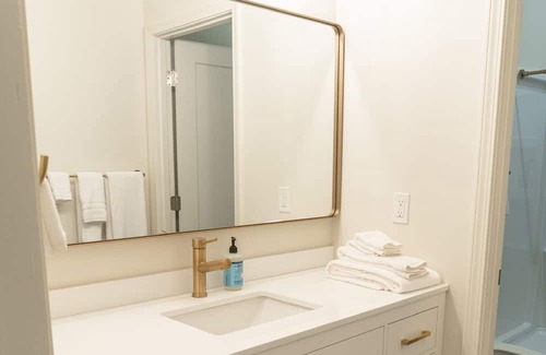 Urbana Casa | Updated 2 BR/1 BA Free Parking