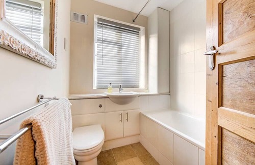 Cleveland Apartamento | This apartment is a 2 bedroom(s), 1 bathrooms, located in London, England.