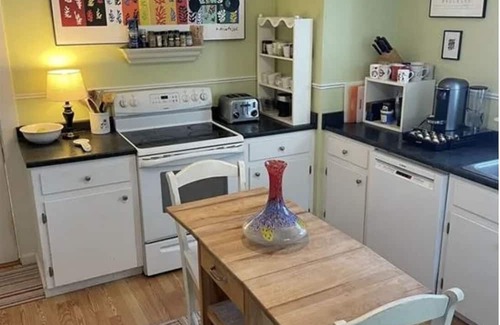 Top of the Hill Casa | Lovely 4 bdrm home- perfect location- walk to beach and town. Parking/EV Chrgpnt