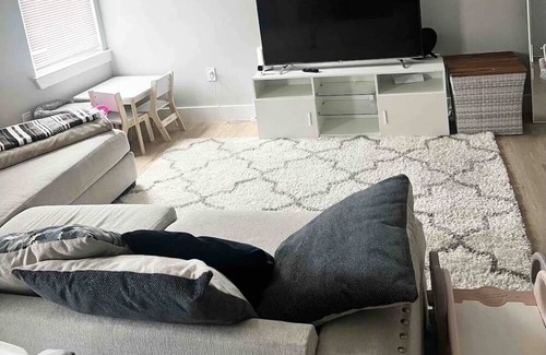 Orange Apartamento | Cozy minimalist 2BR 2BA apt 30mins from NYC 15mins from airport & American Dream