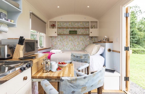 Sherborne Cabaña | BLOSSOM, pet friendly, character holiday cottage in Sherborne