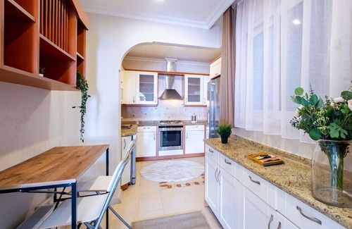 Moda Apartamento | Chic Flat with Balcony near Moda Shore