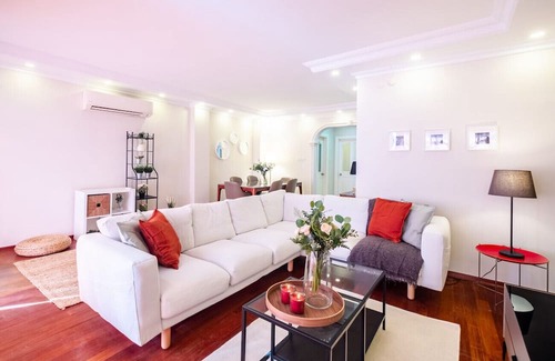 Moda Apartamento | Chic Flat with Balcony near Moda Shore