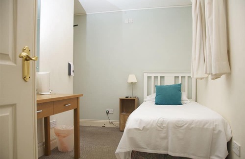 Ludwell Hotel | The Grove Arms
