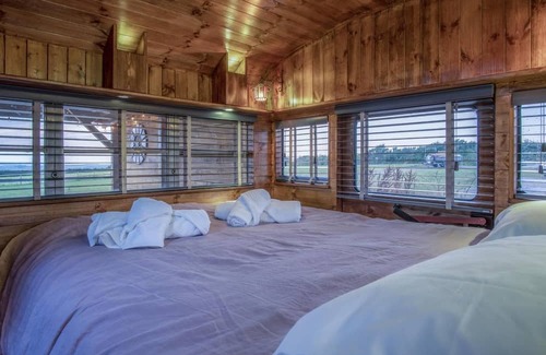 Tiers Cross Apartamento | American School Bus - 1 Bedroom - Blossom Farm - Tiers Cross