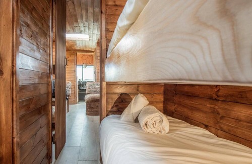 Tiers Cross Apartamento | American School Bus - 1 Bedroom - Blossom Farm - Tiers Cross