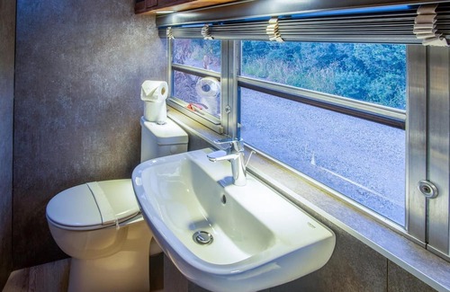 Tiers Cross Apartamento | American School Bus - 1 Bedroom - Blossom Farm - Tiers Cross