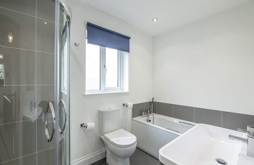 Pembroke Dock Casa | Martello View - 3 Bedroom Holiday Home - Llanreath
