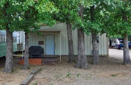 Hugo Cabina | Shady Oaks RV Resort 3 Bed Bunk House Cabin