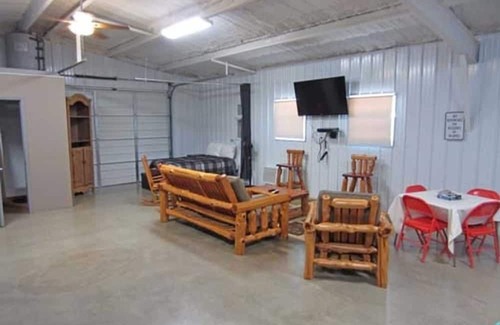 Hugo Cabina | Shady Oaks RV Resort 3 Bed Bunk House Cabin