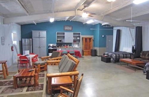Hugo Cabina | Shady Oaks RV Resort 3 Bed Bunk House Cabin