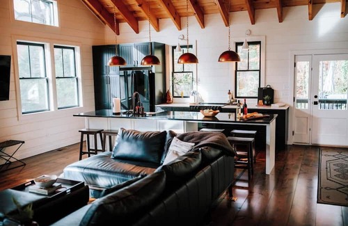 Clayton Casa | One of a Kind Stunning Lodge for 10 -Walk downtown+pool+hot tub+fire place