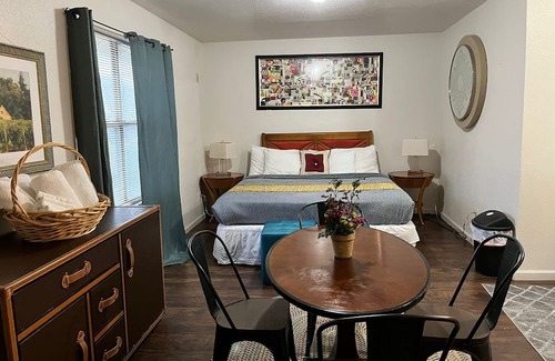 Crosstown Apartamento | In-law Apartment with 2 king beds and private bath
