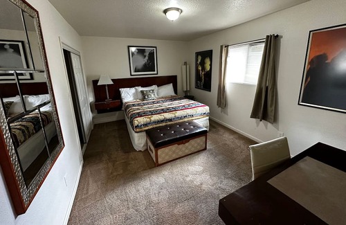 Crosstown Apartamento | In-law Apartment with 2 king beds and private bath