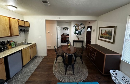 Crosstown Apartamento | In-law Apartment with 2 king beds and private bath