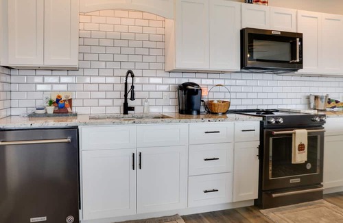 Florence Casa | Waterfront Retreat w/ Dock on Turtle Creek Bay!