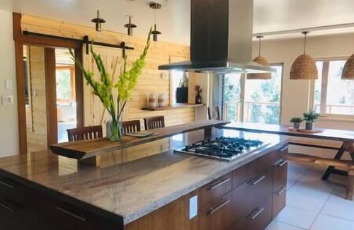 Bowen Island Casa | Retreat House with Lake & Mountain Views on Bowen