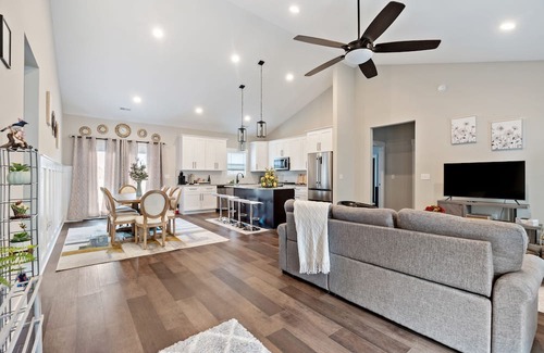 Loris Casa | New & Cozy Modern Retreat