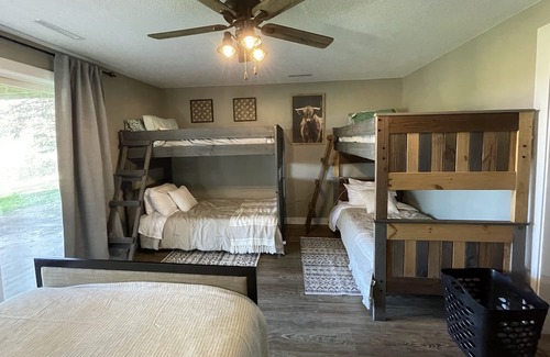 Berwick Cabina | 250+ Acre Private Hunting/Fishing Lodge - 5 minutes to city