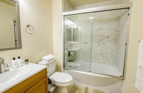 Fremont Apartamento | Airy Fremont 2BR w/ Elevator & A/C, nr BART & Restaurants, by Blueground