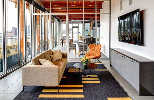 Wilburton Apartamento | Trendy Bellevue Studio w/ Rooftop & BBQ, nr Shops, by Blueground