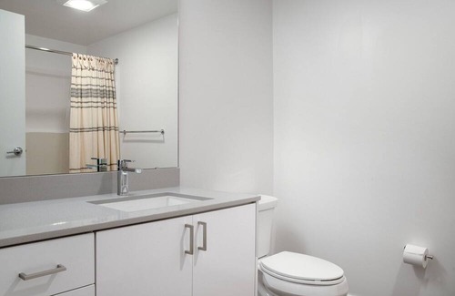 Wilburton Apartamento | Trendy Bellevue Studio w/ Rooftop & BBQ, nr Shops, by Blueground