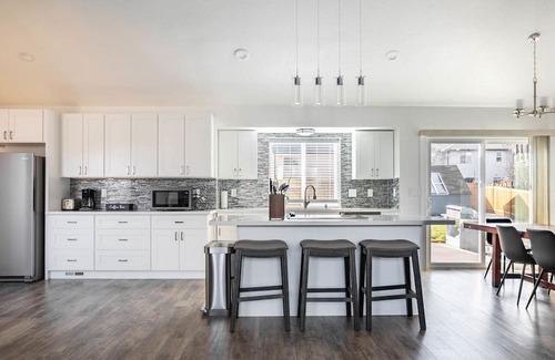Kent Casa | Upscale Kent 1BR, close to Groceries, Shopping & Movies, by Blueground