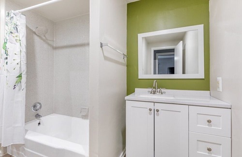 Towson Apartamento | Heart of Towson *Parking*Gym*Pool*Gym*Smart TV