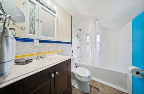 Mayfield Heights Casa | Colorful and Charming 3b 1b
