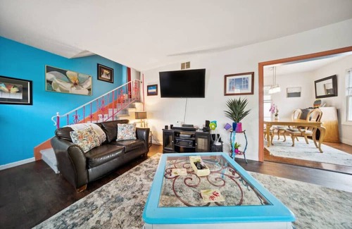 Mayfield Heights Casa | Colorful and Charming 3b 1b