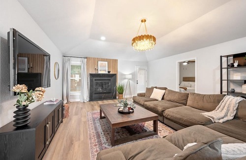 Grapevine Casa | A designer's dream, incredible location, spacious and cozy!
