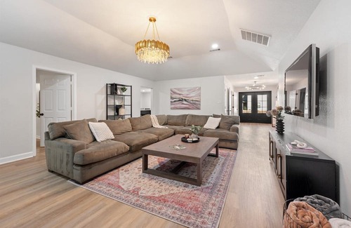 Grapevine Casa | A designer's dream, incredible location, spacious and cozy!