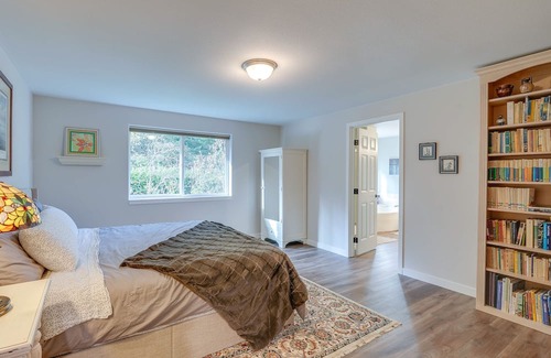 Sudden Valley Casa | Charming Bellingham Home: Backyard, Walk to Beach!