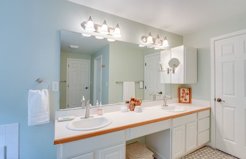 Sudden Valley Casa | Charming Bellingham Home: Backyard, Walk to Beach!