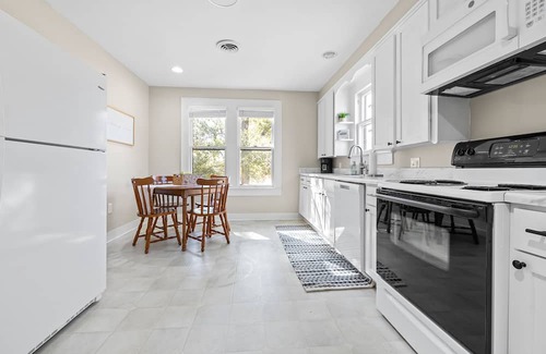 Pineville Apartamento | Remodeled Historical Apt with comfortable furnishings. Safe, convenient area