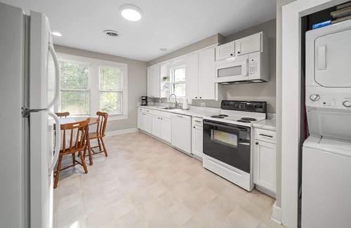 Pineville Apartamento | Remodeled Historical Apt with comfortable furnishings. Safe, convenient area
