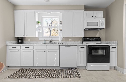 Pineville Apartamento | Remodeled Historical Apt with comfortable furnishings. Safe, convenient area