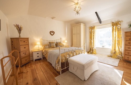 Richmond Apartamento | Thimble cottage is a traditional two bedroom cottage with many original features