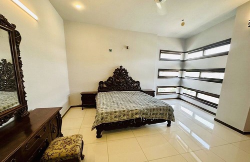 Saddar Town Casa | Modern Spacious Home in Clifton. Wealthy and safe area! — 5 min from Dolmen Mall
