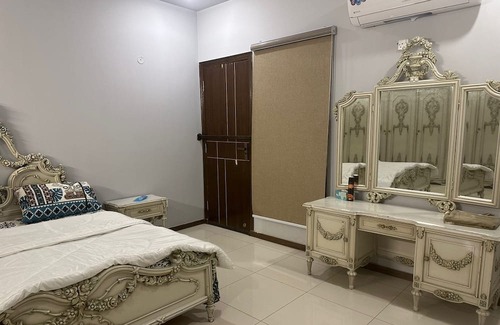 Saddar Town Casa | Modern Spacious Home in Clifton. Wealthy and safe area! — 5 min from Dolmen Mall
