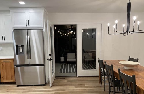 Pittsburg Casa | Freshly renovated modern 4 bd+3 ba home just 2 miles from hospital and college!