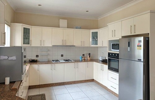Guildford Casa | Master Bedroom | Walk-in wardrobe | Balcony