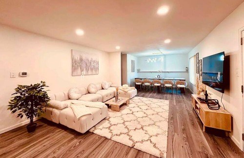 Castlewood Casa | CLOUD Room! Luxurious Hideaway w/ Private Backyard