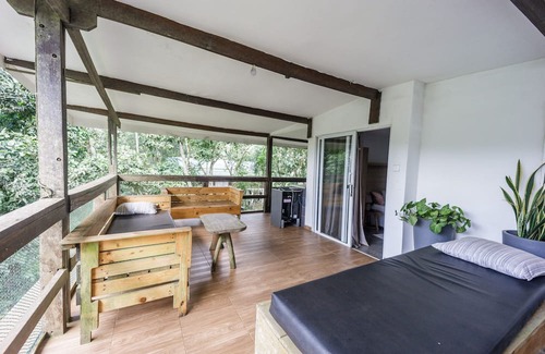 Aburi Cama Y Desayuno | Rustic and unique private room with large wraparound balcony up in the Trees!