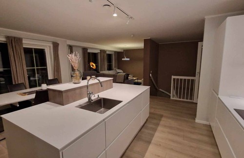 Kvaloya Casa | Moderne Bolig, Egen Inngang, Gratis Parkering. Natur, Komfort, Eventyr Venter!