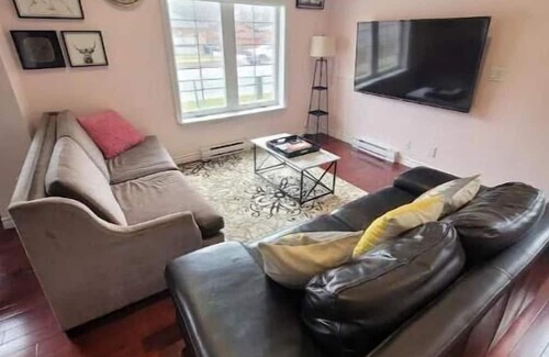 West Hill Casa | Cheerful 1 bedroom house in Toronto.