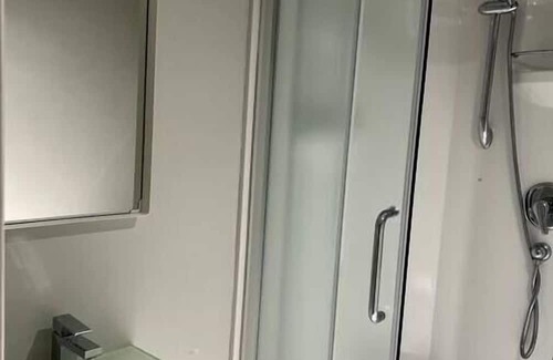 Desjardins Apartamento | La Bella - Private Bathroom and Kitchen