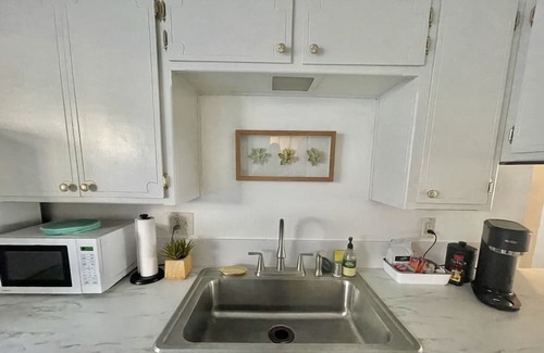 Chico Apartamento | Walk to Downtown & Chico State. Spacious 2 Bedroom with Parking. Pets welcome!